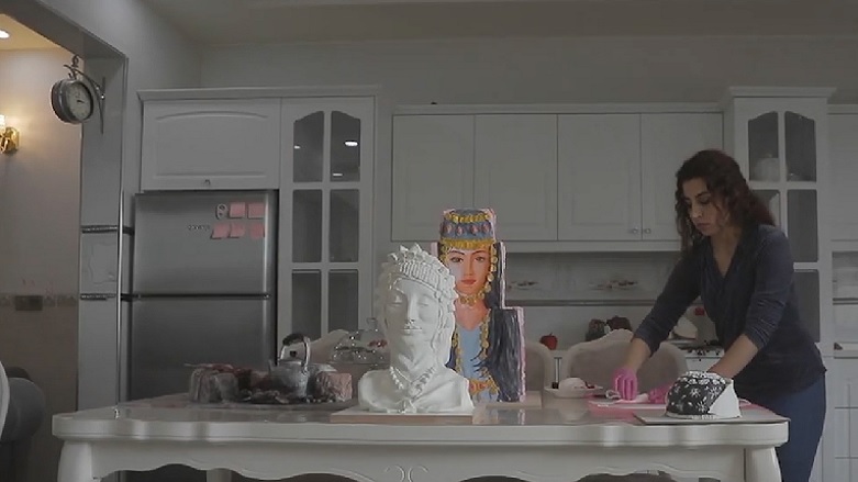 تهیه شیرینی با نمادهای فرهنگ کُردی